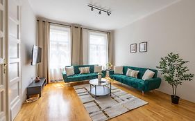 Stylish & Cozy City Center Apartment By Prestige Homes